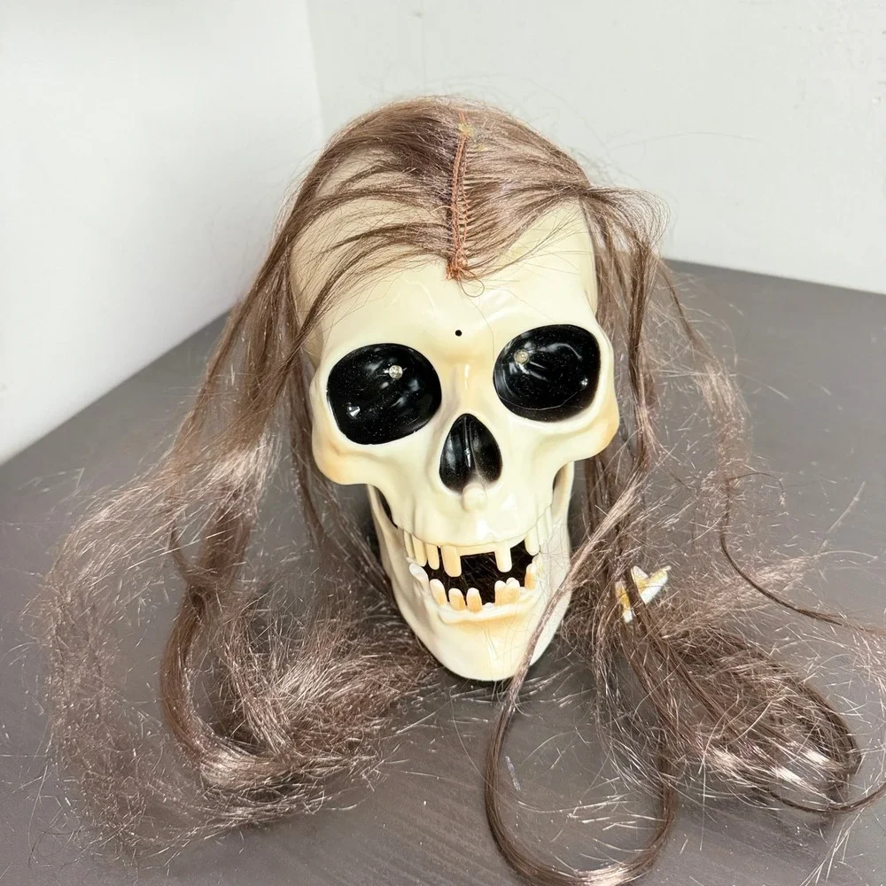 Gemmy Animated Hanging Skeleton Head Halloween Prop Light Up Eyes Moving Jaw